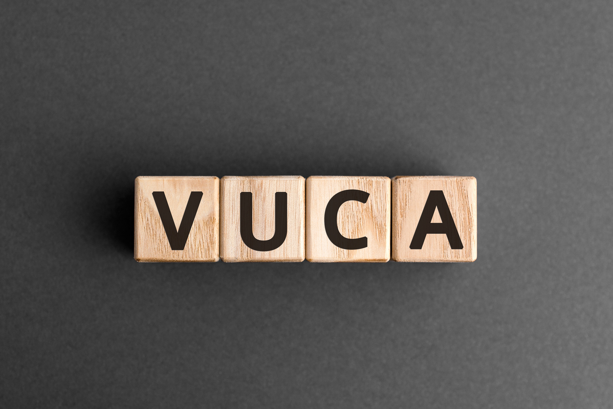【MBA・ビジネス用語】VUCAとは？ 予測不能な時代を生き抜くスキルを身に付けよう！